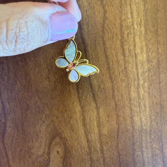 18K Yellow Gold Mother of Pearl Butterfly Pendent Charm - Picture 3 of 9